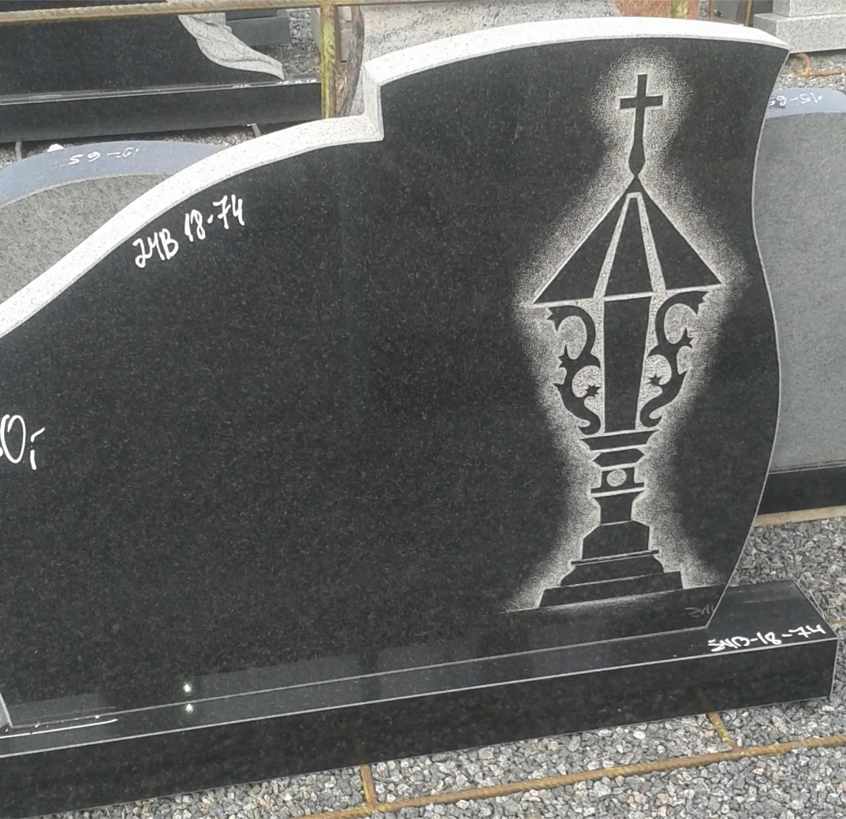 Zybartuva iskaltas paveikslelis ant paminklo zibintas