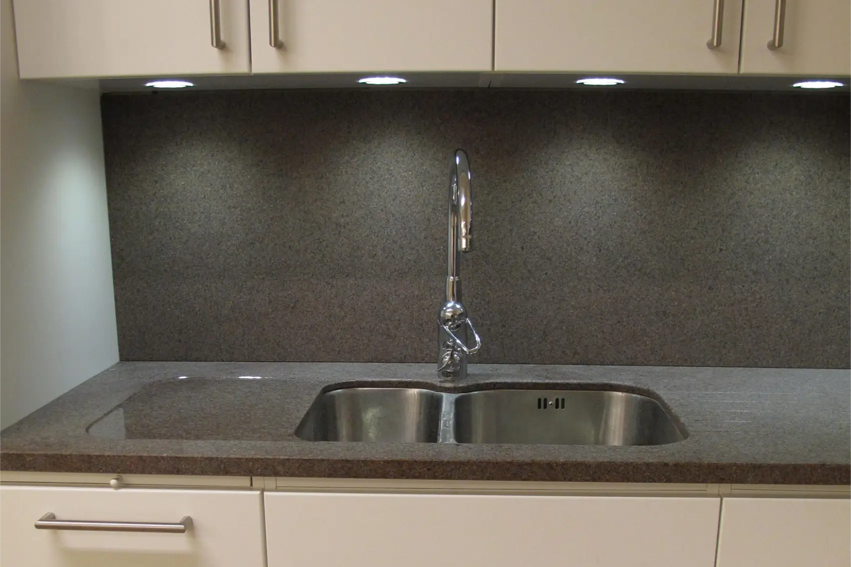 Zybartuva virtuves stalvirsis bjarlovs granitas