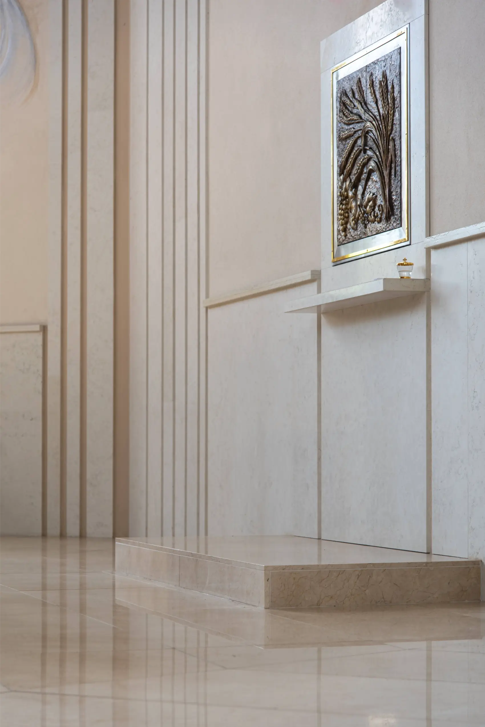 Žybartuva_viešos erdvės_bažnyčios_altorius_laiptai_sienos Grigiškių bažnyčia 3