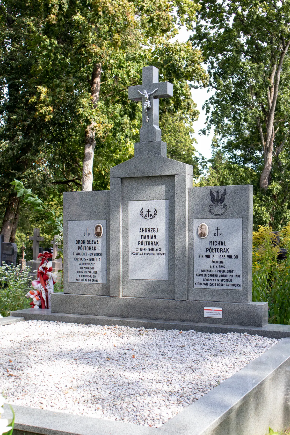 Zybartuva triju daliu paminklas (2)