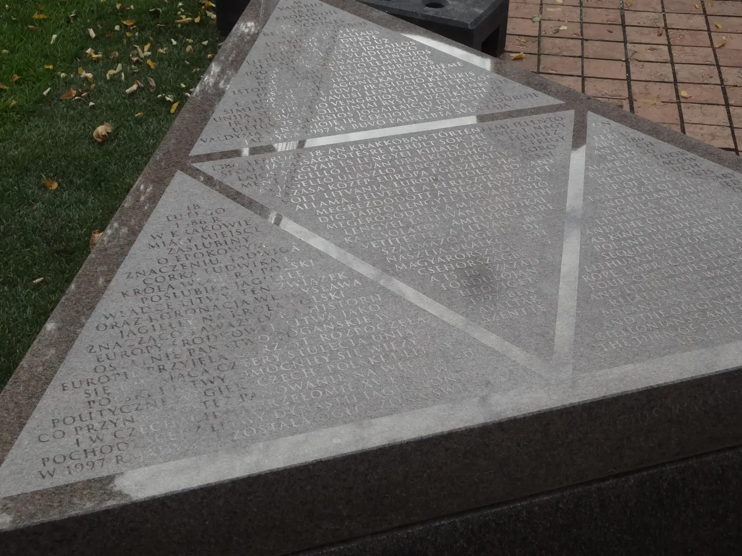 Zybartuva_Jogailos ir Jadvygos paminklas Budapešte detale