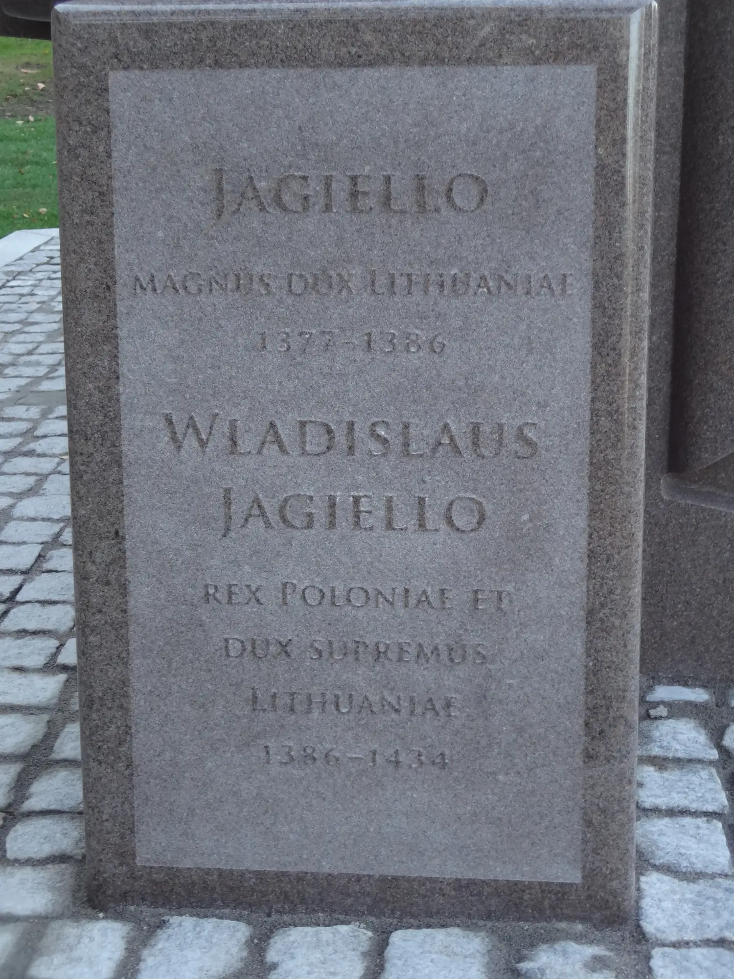 Zybartuva_Jogailos ir Jadvygos paminklas Budapešte uzraso detale